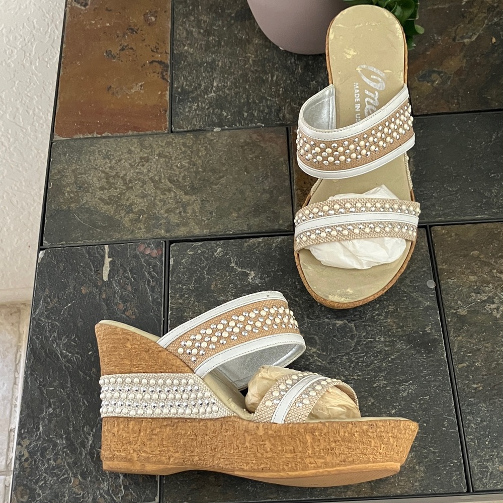 Onex Beige Pearl-Embellished Cork Wedge Sandals style Breeze size 6‎